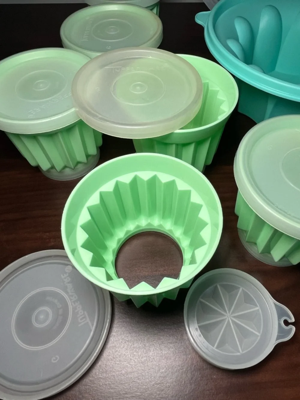Iconic vintage Tupperware fluted Jello mold set with 6 individual mold. - Picture 15 of 15